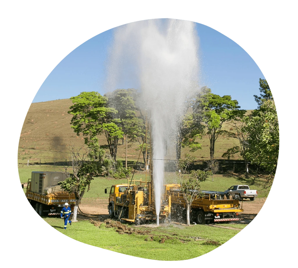 Equipamento de perfuração de poço com saída de água, imagem de serviço do site da Gerar